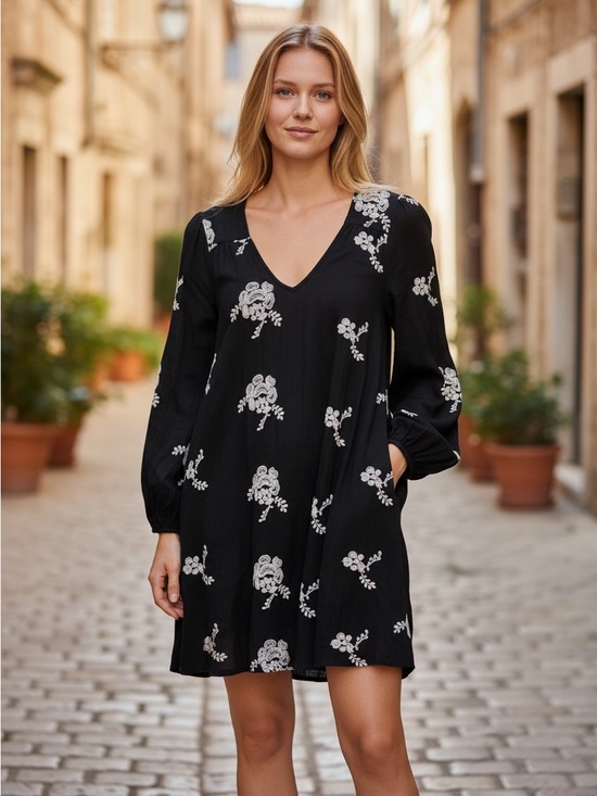 Altar'd State Dresses & Skirts - Altar'd State Black Embroidered Boho Swing Mini Dress Keyhole Back Size S Lined